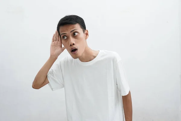 Guapo Asiático Joven Con Camiseta Blanca Pie Sobre Fondo Blanco — Foto de Stock
