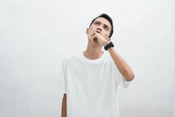Retrato Pensamento Jovem Ásia Homem Olhando Para Cima Isolado Branco — Fotografia de Stock