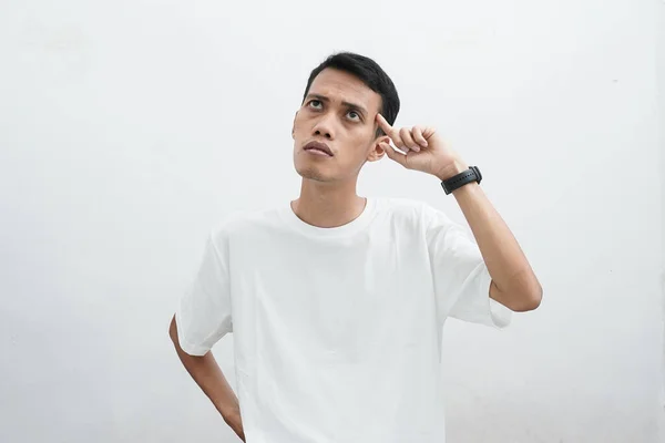 Retrato Pensamento Jovem Ásia Homem Olhando Para Cima Isolado Branco — Fotografia de Stock