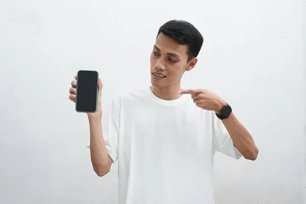 Pria Asia Menggunakan Smartphone Dia Melihat Telepon Dan Terlihat Sangat — Stok Foto