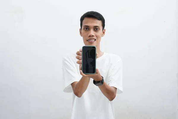 Asiat Používá Smartphone Podívá Telefon Vypadá Velmi Překvapeně Sobě Bílé — Stock fotografie