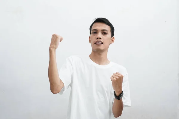 Pria Asia Dengan Kaos Putih Tersenyum Dan Menari Bahagia Ekspresi — Stok Foto