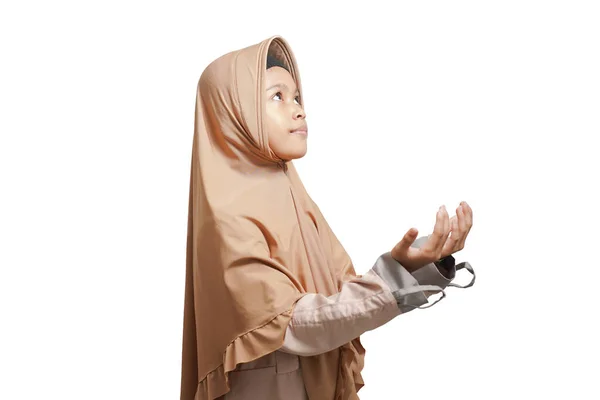 Menina Vestindo Hijab Vestindo Vestido Muçulmano Marrom Orando Fundo Branco — Fotografia de Stock