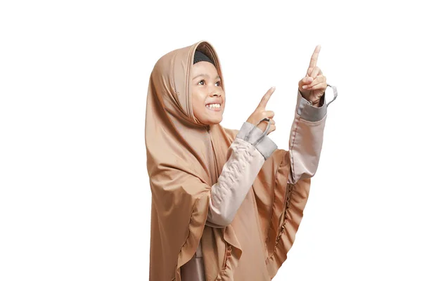 Gadis Mengenakan Jilbab Mengenakan Gaun Muslim Coklat Yang Menunjuk Ruang — Stok Foto