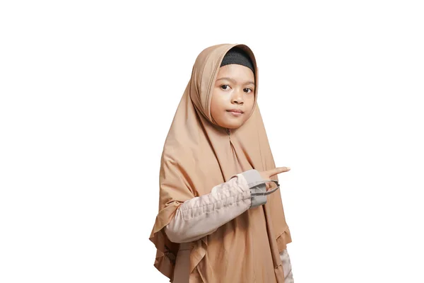 Gadis Mengenakan Jilbab Mengenakan Gaun Muslim Coklat Yang Menunjuk Ruang — Stok Foto