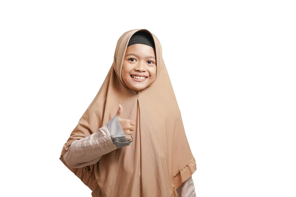 Девушка Хиджабе Коричневом Мусульманском Платье Которое Показывает Большой Палец Вверх — стоковое фото