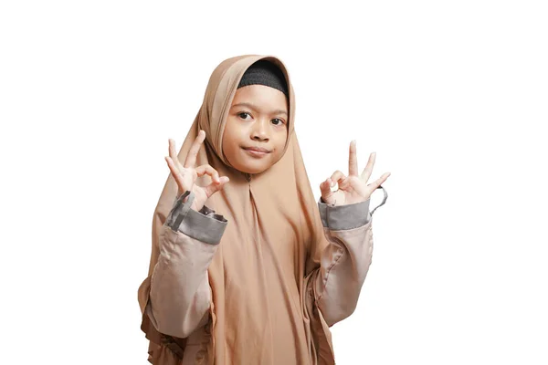 Girl Wearing Hijab Wearing Brown Muslim Dress Which Gives Sign — Stok Foto