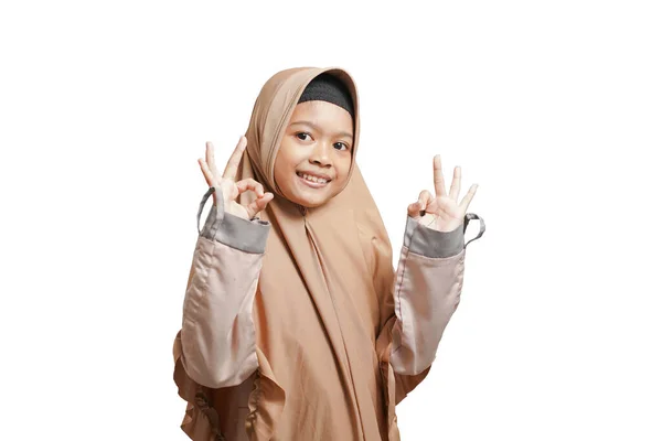 Girl Wearing Hijab Wearing Brown Muslim Dress Which Gives Sign — Foto Stock