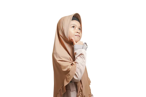 Menina Vestindo Hijab Vestindo Vestido Muçulmano Marrom Que Está Pensando — Fotografia de Stock