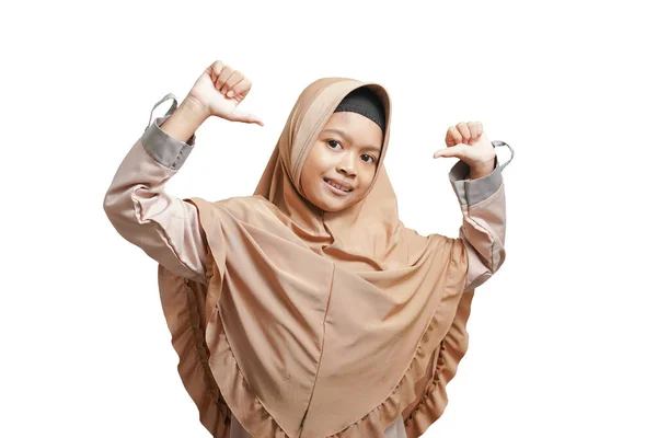 Menina Bonita Vestindo Vestido Muçulmano Hijab Marrom Sorrindo Felizmente Surpreendido — Fotografia de Stock