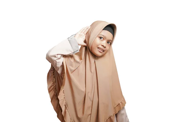 Dziewczyna Hidżabie Noszenie Brązowej Sukienki Muzułmańskiej Uważnie Słuchać Ręce Pobliżu — Zdjęcie stockowe