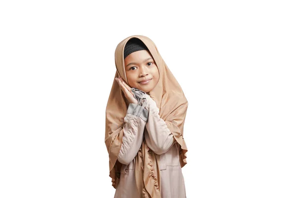 Krásná Mladá Muslimka Šťastnou Klidnou Tváří Předstírající Spánek Opírající Ruce — Stock fotografie