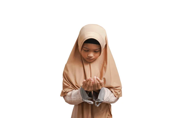 Menina Vestindo Hijab Vestindo Vestido Muçulmano Marrom Orando Fundo Branco — Fotografia de Stock