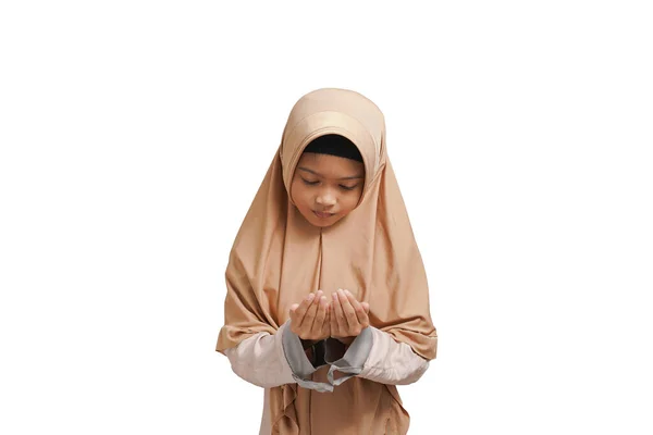 Menina Vestindo Hijab Vestindo Vestido Muçulmano Marrom Orando Fundo Branco — Fotografia de Stock