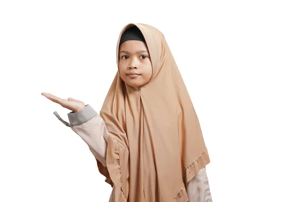 Gadis Mengenakan Jilbab Mengenakan Gaun Muslim Coklat Yang Menunjuk Ruang — Stok Foto