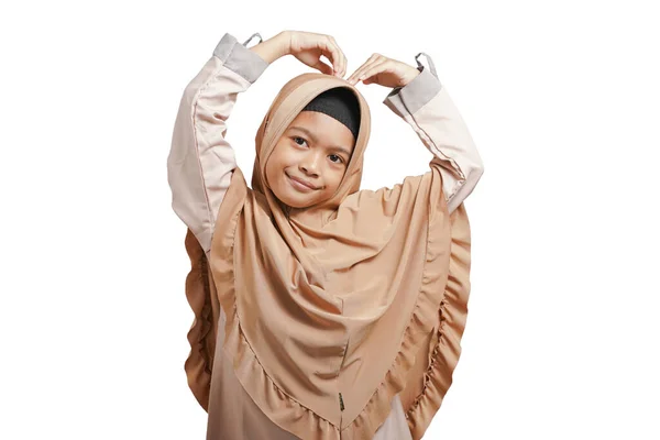 Menina Bonita Vestindo Vestido Muçulmano Hijab Dando Sinal Amor Isolado — Fotografia de Stock