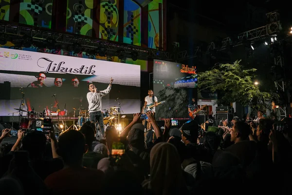 Music Festival Performance Jikustik Band Yogyakarta Audience Cheers Enjoys Music — 图库照片
