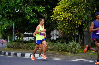 Magelang Endonezya 'da maraton yarışı, insanlar 5-10 kilometre uzaklıktaki şehir yollarına ayak bastı. Yarışmalar düzenlemek ve eğlenmek. : MAGELANG, Endonezya - 18 Eylül 2022.