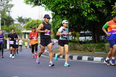 Magelang Endonezya 'da maraton yarışı, insanlar 5-10 kilometre uzaklıktaki şehir yollarına ayak bastı. Yarışmalar düzenlemek ve eğlenmek. : MAGELANG, Endonezya - 18 Eylül 2022.