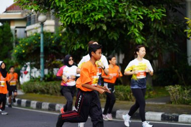 Magelang Endonezya 'da maraton yarışı, insanlar 5-10 kilometre uzaklıktaki şehir yollarına ayak bastı. Yarışmalar düzenlemek ve eğlenmek. : MAGELANG, Endonezya - 18 Eylül 2022.