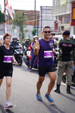 Magelang Endonezya 'da maraton yarışı, insanlar 5-10 kilometre uzaklıktaki şehir yollarına ayak bastı. Yarışmalar düzenlemek ve eğlenmek. : MAGELANG, Endonezya - 18 Eylül 2022.