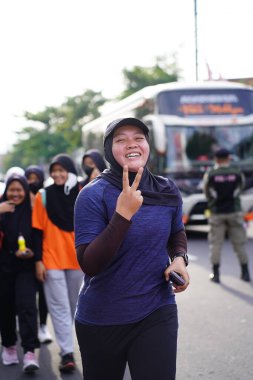 Magelang Endonezya 'da maraton yarışı, insanlar 5-10 kilometre uzaklıktaki şehir yollarına ayak bastı. Yarışmalar düzenlemek ve eğlenmek. : MAGELANG, Endonezya - 18 Eylül 2022.