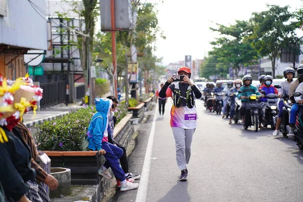 在印度尼西亚马格朗举行的马拉松比赛中 人们踏上了5到10公里远的城市道路 跑步比赛 玩得开心 在提供有趣的把戏 使它变得有趣 Magelang Indonesia September Tdecember — 图库照片