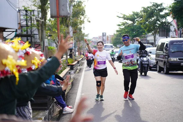 Corrida Maratona Magelang Indonésia Pessoas Puseram Pés Nas Estradas Cidade — Fotografia de Stock