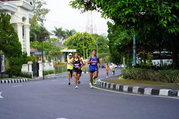 Corrida Maratona Magelang Indonésia Pessoas Puseram Pés Nas Estradas Cidade — Fotografia de Stock