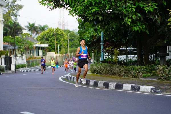 Corrida Maratona Magelang Indonésia Pessoas Puseram Pés Nas Estradas Cidade — Fotografia de Stock