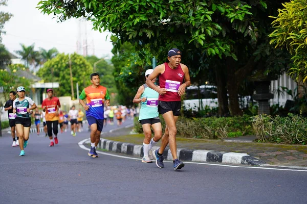 Corrida Maratona Magelang Indonésia Pessoas Puseram Pés Nas Estradas Cidade — Fotografia de Stock