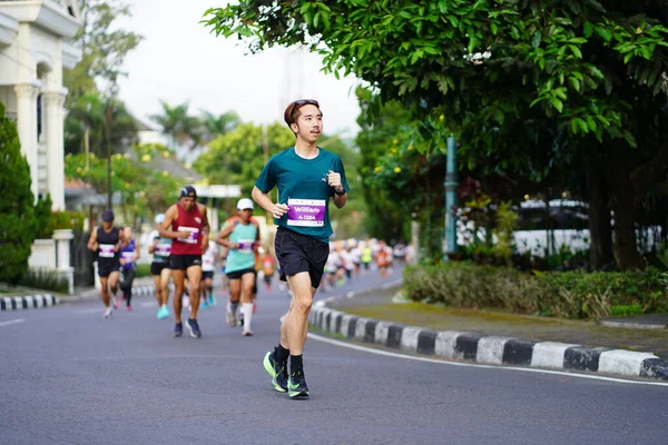 Carrera Maratón Magelang Indonesia Gente Pone Pie Las Carreteras Ciudad —  Fotos de Stock