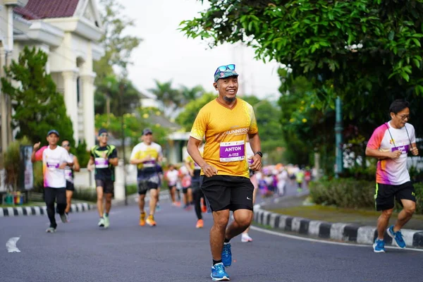 Corrida Maratona Magelang Indonésia Pessoas Puseram Pés Nas Estradas Cidade — Fotografia de Stock