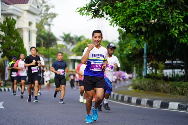 Corrida Maratona Magelang Indonésia Pessoas Puseram Pés Nas Estradas Cidade — Fotografia de Stock