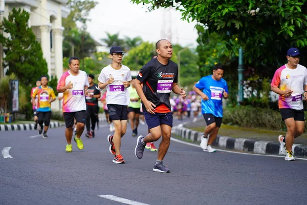 Corrida Maratona Magelang Indonésia Pessoas Puseram Pés Nas Estradas Cidade — Fotografia de Stock