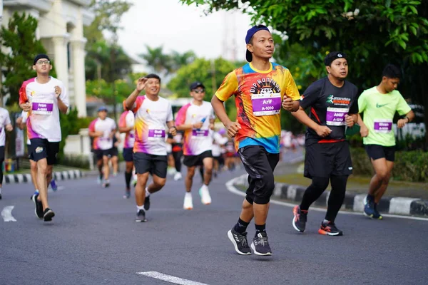 Magelang Endonezya Maraton Yarışı Insanlar Kilometre Uzaklıktaki Şehir Yollarına Ayak — Stok fotoğraf