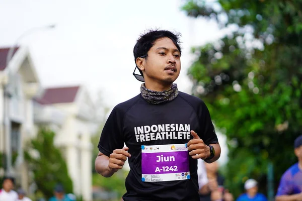 인도네시아 랑에서 마라톤 경주에서 사람들은 킬로미터의 거리를 걷기도 즐기기 인도네시아 — 스톡 사진