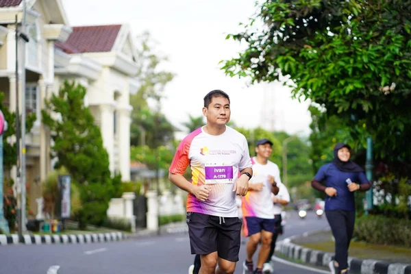 Carrera Maratón Magelang Indonesia Gente Pone Pie Las Carreteras Ciudad —  Fotos de Stock