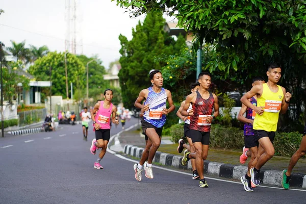 Corrida Maratona Magelang Indonésia Pessoas Puseram Pés Nas Estradas Cidade — Fotografia de Stock