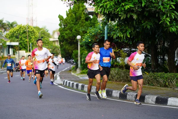 Carrera Maratón Magelang Indonesia Gente Pone Pie Las Carreteras Ciudad — Foto de Stock