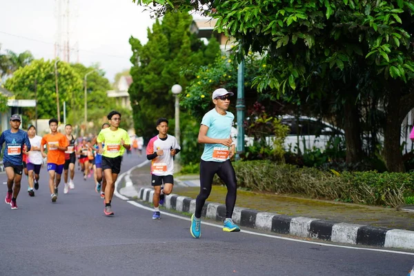 Corrida Maratona Magelang Indonésia Pessoas Puseram Pés Nas Estradas Cidade — Fotografia de Stock