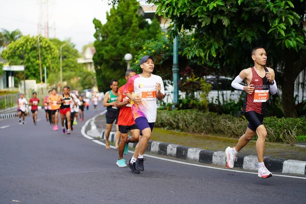 Carrera Maratón Magelang Indonesia Gente Pone Pie Las Carreteras Ciudad —  Fotos de Stock