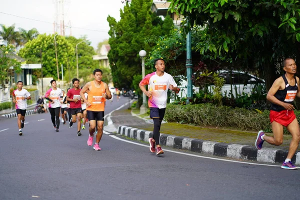 Magelang Endonezya Maraton Yarışı Insanlar Kilometre Uzaklıktaki Şehir Yollarına Ayak — Stok fotoğraf