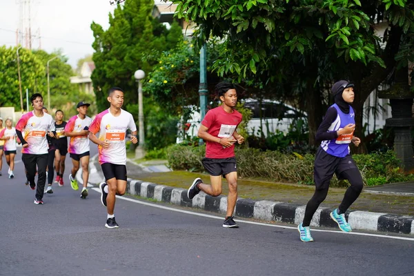 Carrera Maratón Magelang Indonesia Gente Pone Pie Las Carreteras Ciudad — Foto de Stock