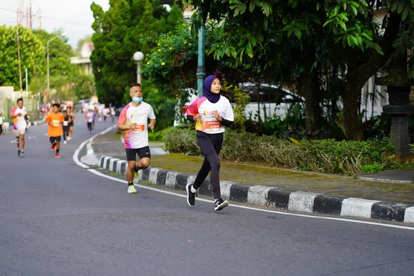 Magelang Endonezya Maraton Yarışı Insanlar Kilometre Uzaklıktaki Şehir Yollarına Ayak — Stok fotoğraf