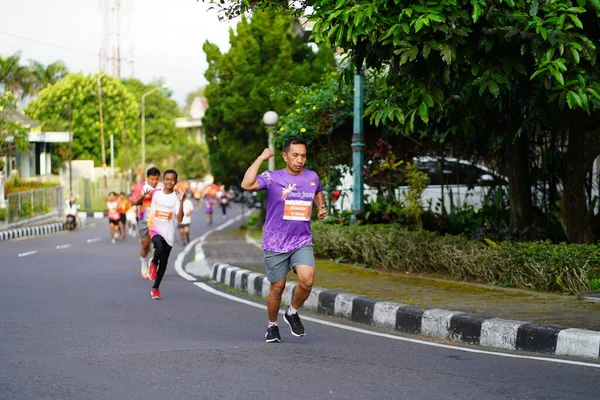 Marathonlauf Magelang Indonesien Menschen Betreten Stadtstraßen Über Und Kilometer Wettkämpfe — Stockfoto