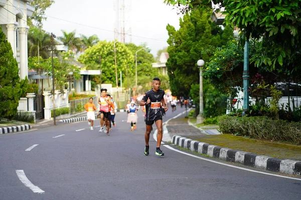 Carrera Maratón Magelang Indonesia Gente Pone Pie Las Carreteras Ciudad — Foto de Stock