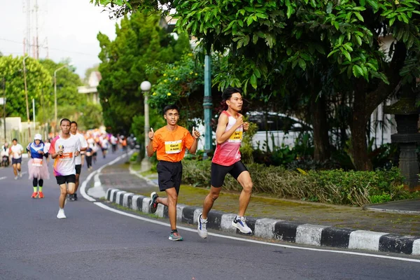 Corrida Maratona Magelang Indonésia Pessoas Puseram Pés Nas Estradas Cidade — Fotografia de Stock