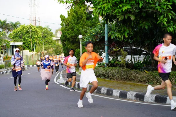 Carrera Maratón Magelang Indonesia Gente Pone Pie Las Carreteras Ciudad — Foto de Stock