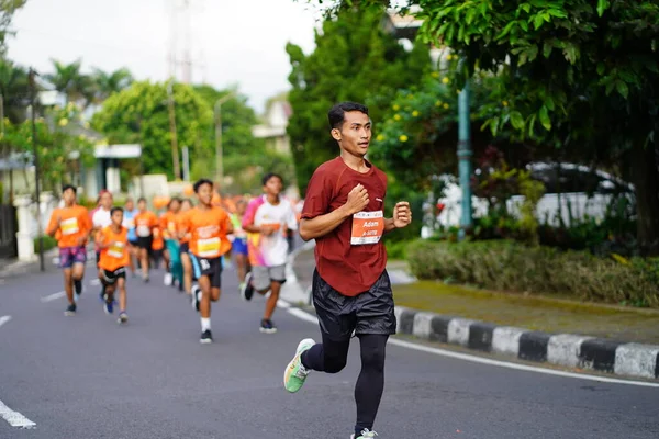 Corrida Maratona Magelang Indonésia Pessoas Puseram Pés Nas Estradas Cidade — Fotografia de Stock